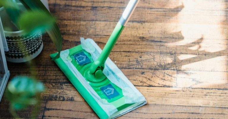 7 засобів, якими не можна чистити дерев’яну підлогу: поради експертів