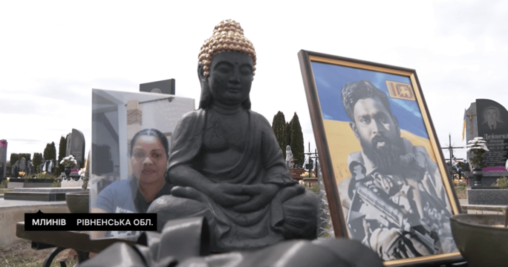 На Рівненщині батьки загиблого українського воїна доглядатимуть за могилою двох добровольців зі Шрі-Ланки — Укрaїнa