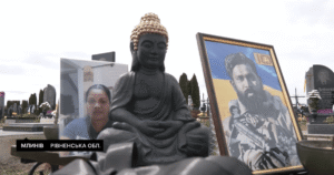 На Рівненщині батьки загиблого українського воїна доглядатимуть за могилою двох добровольців зі Шрі-Ланки — Укрaїнa