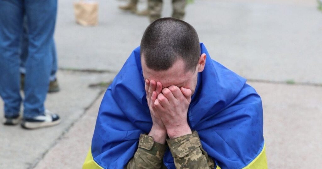 Обмін полоненими перед Великоднем - Україна повернула 182 людей, серед них 25 офіцерів — Укрaїнa Обмін полоненими перед Великоднем - Україна повернула 182 людей, серед них 25 офіцерів — Укрaїнa