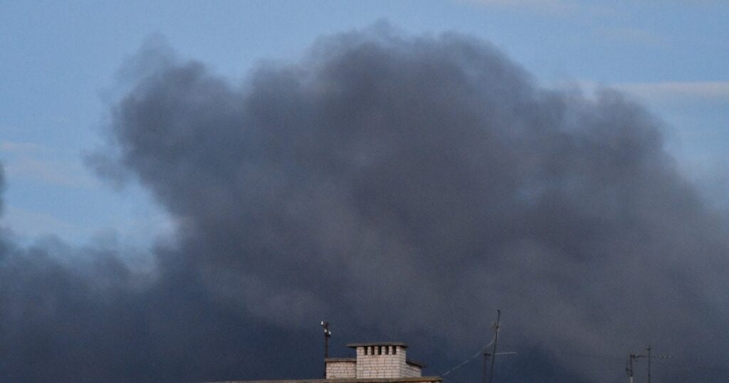 Дніпро розривають нові вибухи: "прилетіло" просто біля людей, є поранені