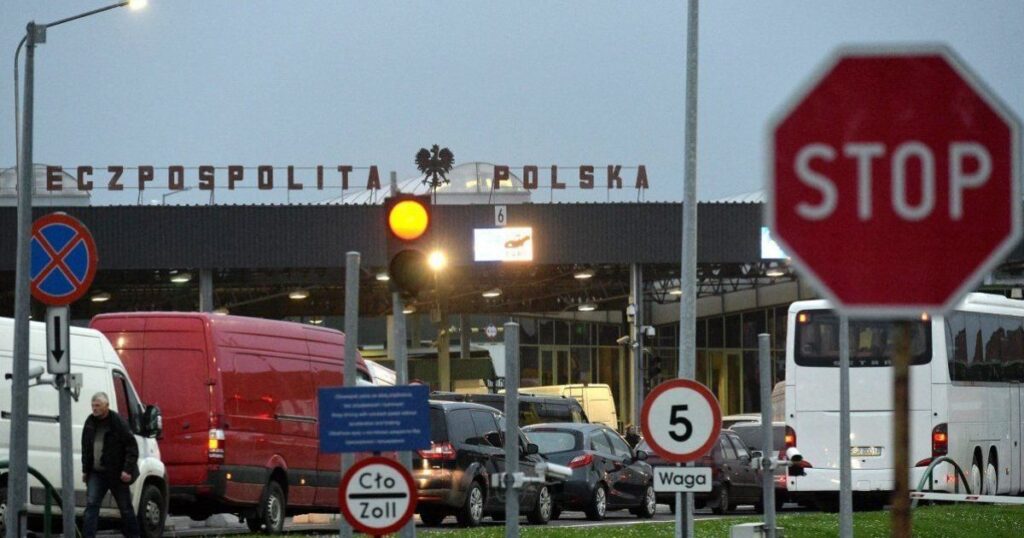 Черги на кордоні з Польщею - мандрівників попередили про можливі затори — Укрaїнa