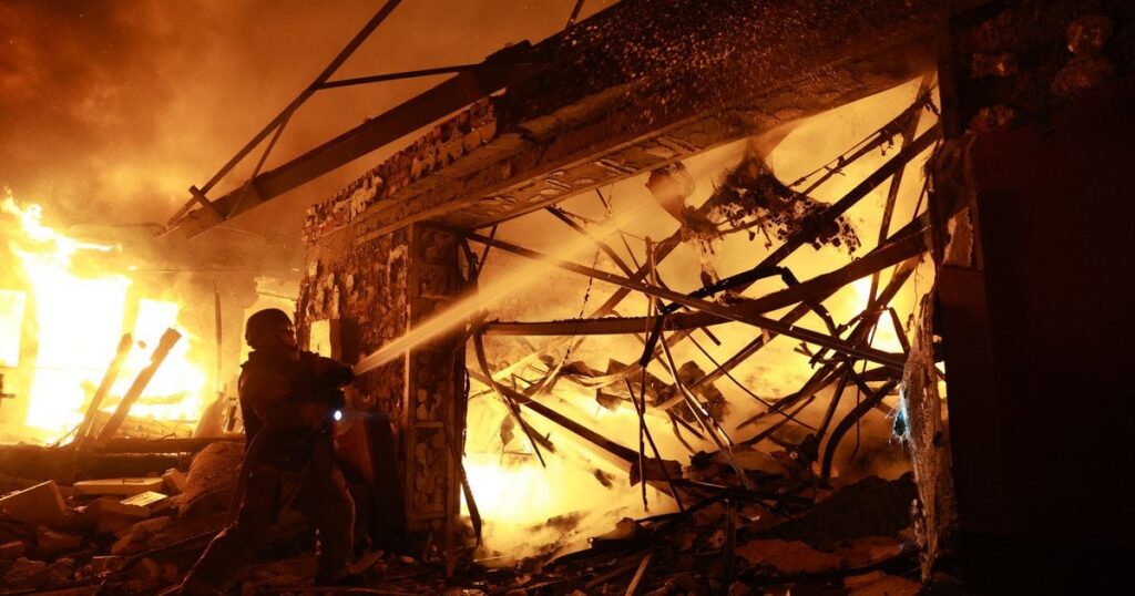 "Приліт" по "Новій пошті", знищені до руїн будинки та жертви серед мирних: РФ влаштувала пекло в містах України