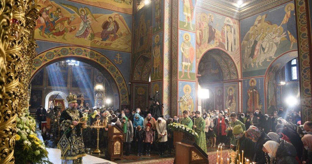 Не просто список імен: 5 поширених помилок у церковних записках, які заважають молитві