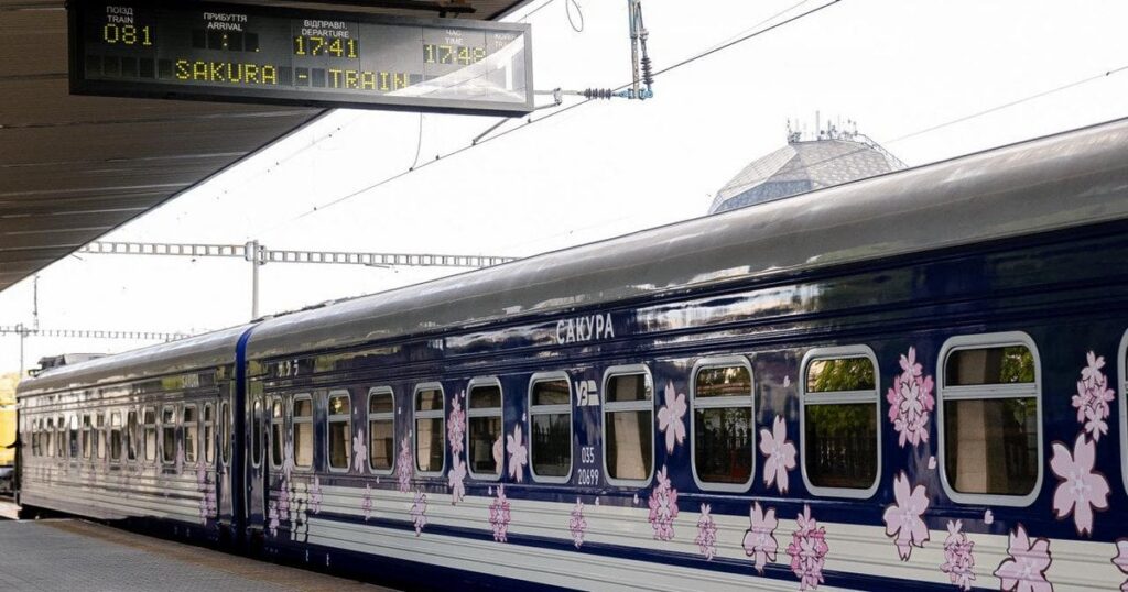 У додатку УЗ з'явилася Сакура - на маршрут Київ-Ужгород вийшов новий потяг, фото — Укрaїнa