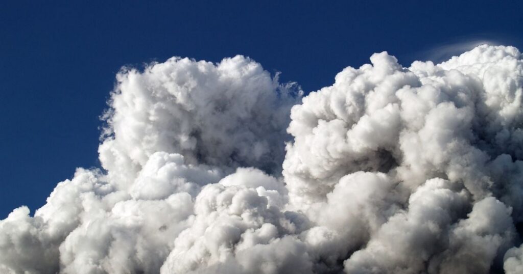 Вибухи прогриміли у великому обласному центрі України: тривоги не було