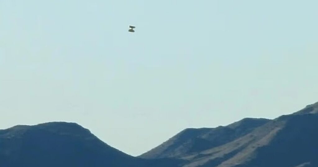 НЛО в Джошуа-Трі — туристи зняли дивний об’єкт біля військових баз під час затемнення — Світ