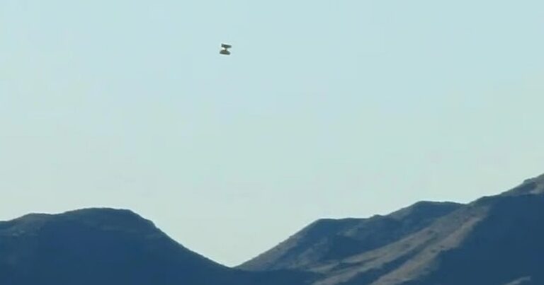 Загадковий об’єкт у формі гантелі під час затемнення: Туристи зафільмували НЛО біля військових баз у США