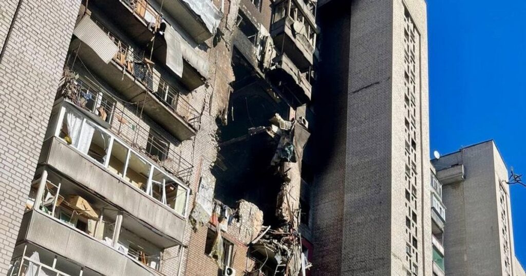 Мати чекає, доки доньку витягнуть з-під завалів: наслідки атаки на Дніпро і що кажуть очевидці