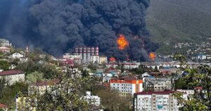 Туапсе у вогні: дрони спричинили масштабну пожежу на НПЗ, нафта затопила вулиці, дим видно за сотні кілометрів!