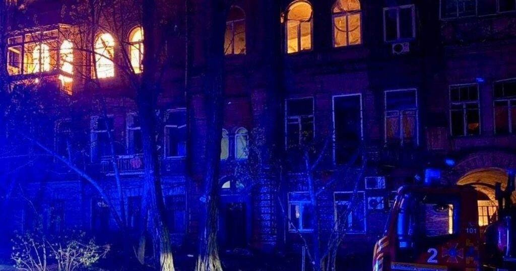 Удар по Дніпру — пожежі та постраждалі після атаки РФ — Укрaїнa