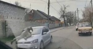 Шокуючий інцидент у Кропивницькому: водій збив військового і провіз його на капоті!