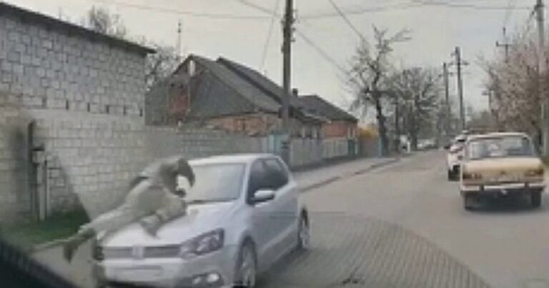 Шокуючий інцидент у Кропивницькому: водій збив військового і провіз його на капоті!
