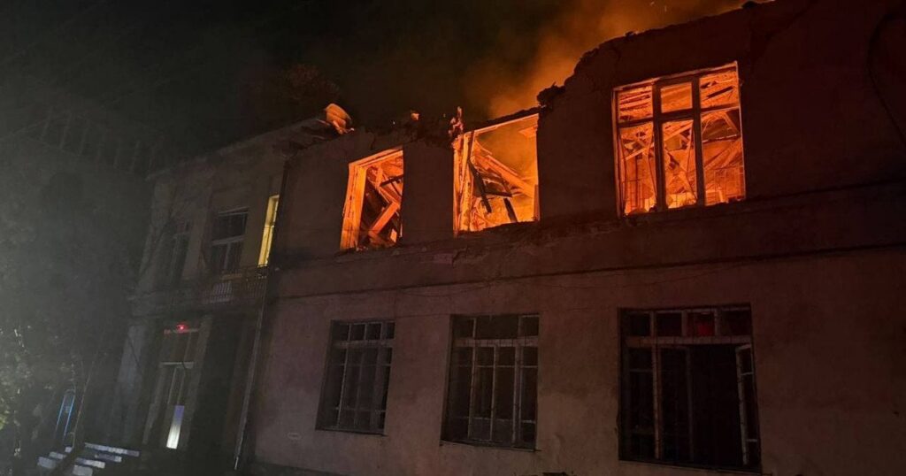 РФ масовано вдарила по житлових кварталах великого обласного центру: у місті пожежі і сильні руйнування