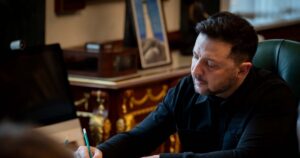 ЄС розблоковує 90 млрд євро для України та готує санкції проти РФ — Укрaїнa