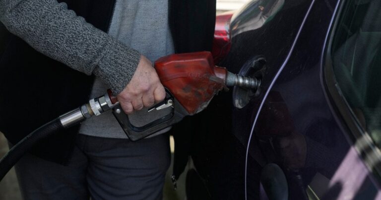 Чи чекати зниження цін на пальне? АМКУ ставить ультиматум мережам АЗС!