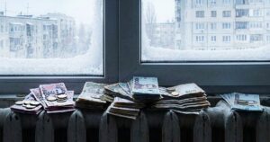 Квартиру пенсіонера у Києві виставили на продаж через борги: чи можуть забрати єдине житло