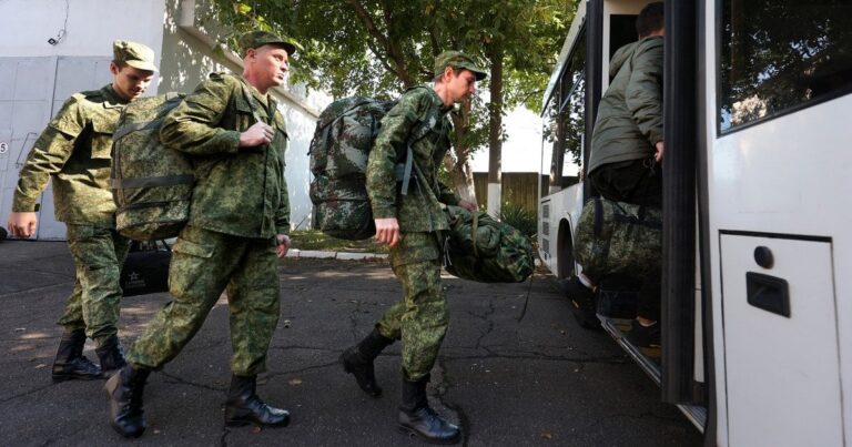 Мобілізація в Росії: Чому Путін тягне до осені і що це означає для його режиму