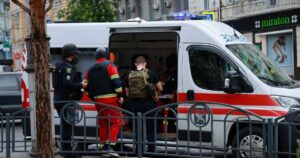 РФ вгатила просто біля метро у Харкові: багато поранених, пошкоджені будинки (фото, відео)