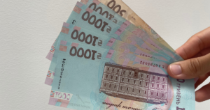 Щомісячна допомога до 3209 грн: Хто з українців має право та як отримати?