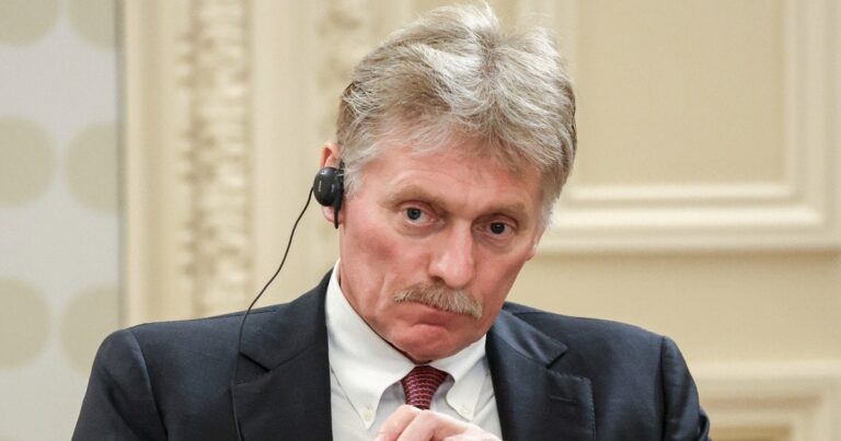 КРЕМЛІВСЬКІ ЗАПЕЛЮВАННЯ: ПЄСКОВ ЗАЯВЛЯЄ ПРО ВІДСУТНІСТЬ ЗАГРОЗИ ІСНУВАННЮ РФ НА ТЛІ УДАРІВ ДРОНІВ ПО МОСКВІ