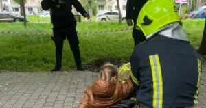 НЕЙМОВІРНЕ СПАСІННЯ В ОДЕСІ: 10-РІЧНА ДІВЧИНКА ВИПАЛА В 4-МЕТРОВУ БЕЗОДНЮ, АЛЕ РЯТУВАЛЬНИКИ ПРИЙШЛИ НА ДОПОМОГУ!