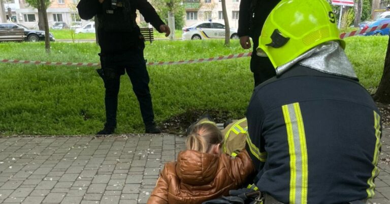 НЕЙМОВІРНЕ СПАСІННЯ В ОДЕСІ: 10-РІЧНА ДІВЧИНКА ВИПАЛА В 4-МЕТРОВУ БЕЗОДНЮ, АЛЕ РЯТУВАЛЬНИКИ ПРИЙШЛИ НА ДОПОМОГУ!