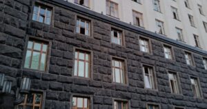 Нічна Атака на Київ 24 Травня: Пошкоджено Урядову Будівлю, Деталі від Прем’єр-міністерки
