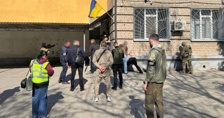Офіцер ТЦК у Дніпрі: 1500 доларів за “чистий” військовий облік – як корупція підриває довіру