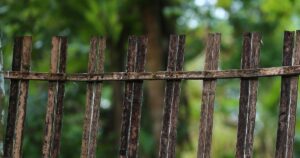 Який паркан є законним? Все, що потрібно знати про висоту та штрафи за порушення