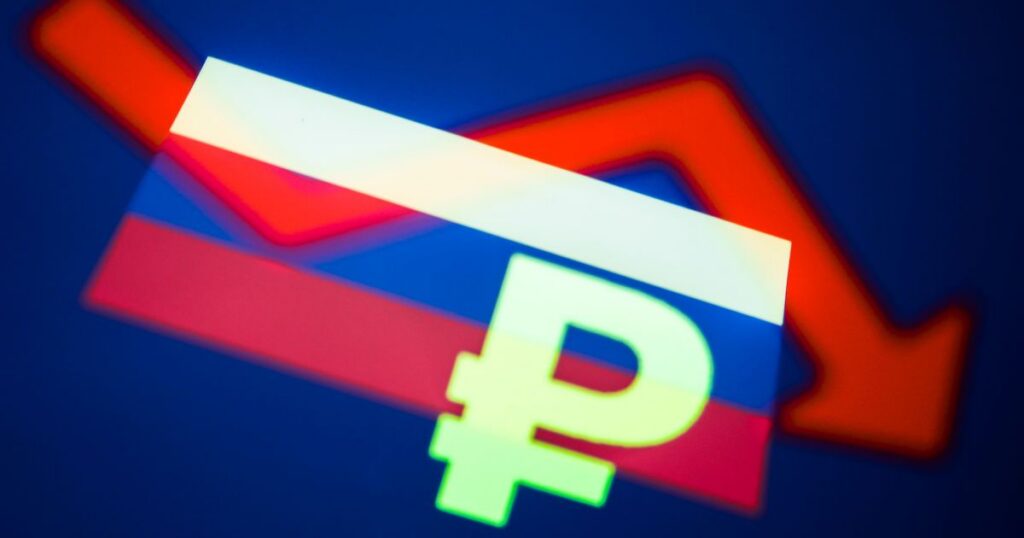 Вперше з 2023 року: російська військова економіка почала скорочуватися — Bloomberg