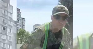 ШОКУЮЧЕ ВІДЕО: Водій у Черкасах провіз військового ТЦК на капоті авто! Деталі резонансного інциденту