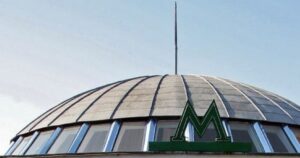 ЖАХ НА СТАНЦІЇ «ХРЕЩАТИК»: 54-РІЧНА ЖІНКА РАПТОВО ЗАГИНУЛА БІЛЯ ЕСКАЛАТОРА