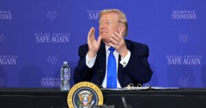 Внутрішні Перестановки у Вашингтоні: Помічника Трампа Відсторонено від Ключових Напрямів щодо України та Ірану