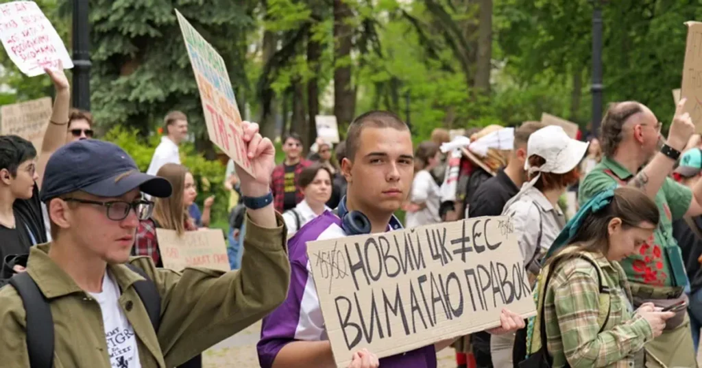 «Руки геть від прав людини»: новий Цивільний кодекс вивів людей на протести у Києві та інших містах — Укрaїнa