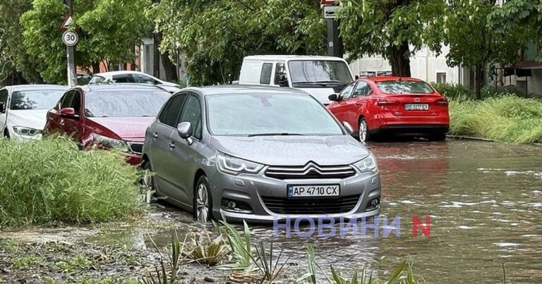Миколаїв під водою: Негода паралізувала обласний центр, машини “плавають” річками!