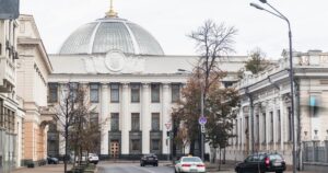 Жорстокі “знаки кохання”: Депутат Верховної Ради покусав власну дружину – подробиці справи та заяви адвокатки