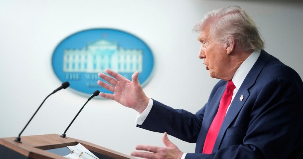 Трамп знову заговорив про нові удари і пригрозив ще одній країні Трамп знову заговорив про нові удари і пригрозив ще одній країні