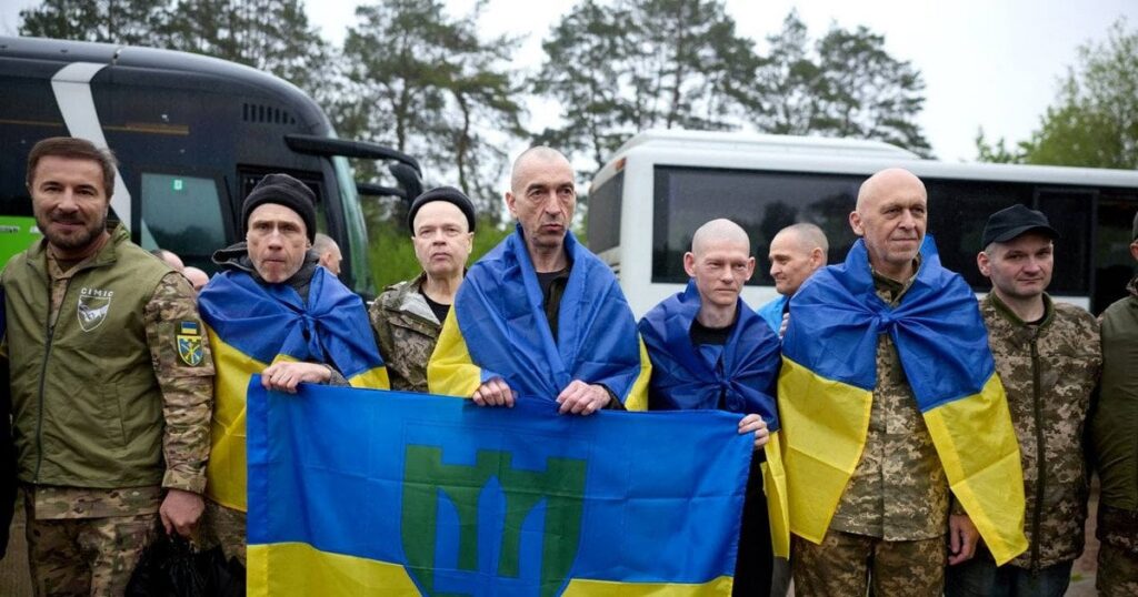 Обмін полоненими з РФ 15 травня — додому повернулися 20 бійців Азову, серед них захисники Маріуполя — Укрaїнa