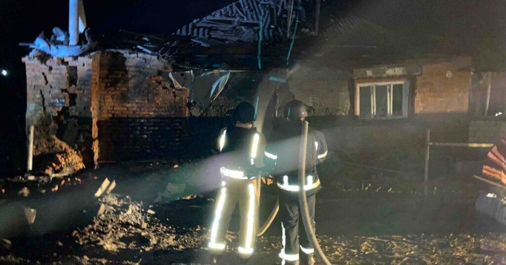 РФ вгатила по житловому сектору одного з міст: є поранені, спалахнули пожежі РФ вгатила по житловому сектору одного з міст: є поранені, спалахнули пожежі