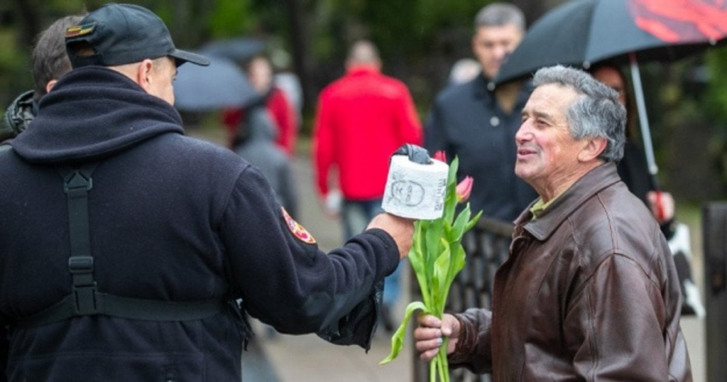 "Це для чистоти Литви": у Вільнюсі 9 травня роздавали туалетний папір з портретом Путіна