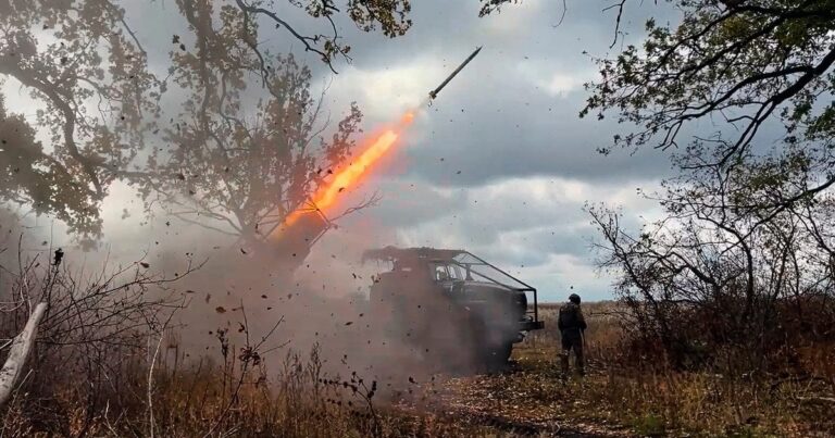 Російські “м’ясні штурми”: Росія відмовляється від техніки через втрати та перевагу дронів