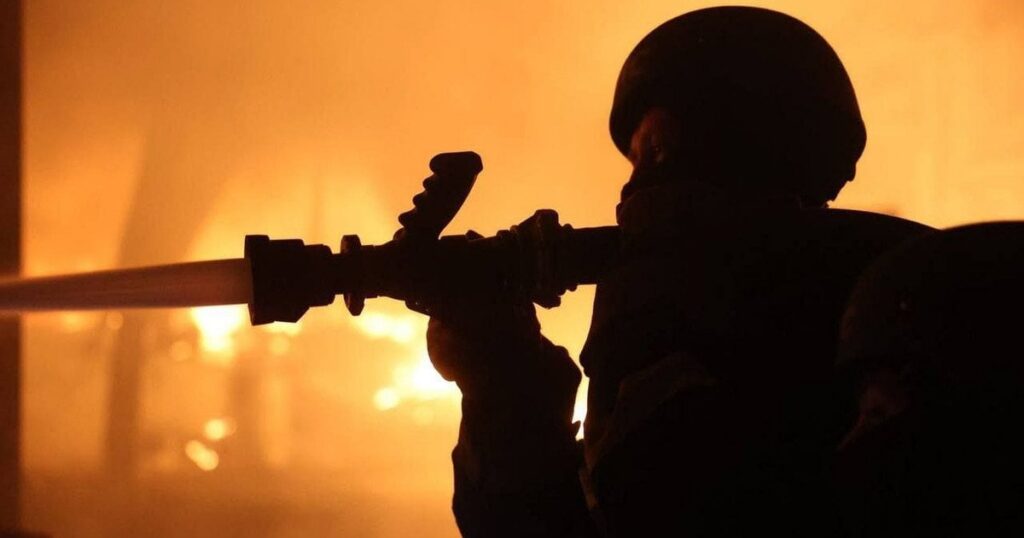 Пожежа у Києві 2 травня - що горить, відео — Укрaїнa