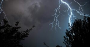 НЕСТІЙКА ПОГОДА В УКРАЇНІ: МОРОЗИ, ГРОЗИ ТА ПОЖЕЖНА НЕБЕЗПЕКА – СИНОПТИКИ ПРО ГОЛОВНЕ