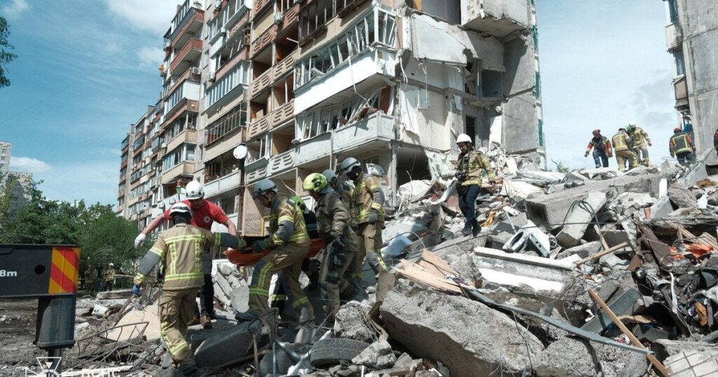 Нічна атака РФ на Київ — патрульні показали перші хвилини та порятунок людей з-під завалів — Укрaїнa