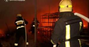 Атака на Дніпро 5 травня 2026 - вдарила по складах мережі супермаркетів VARUS. — Укрaїнa