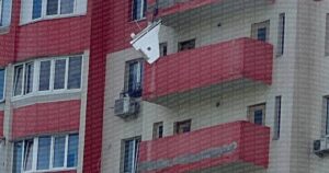 БЕЗПЕКА ПІД ЗАГРОЗОЮ: Невідомий Дрон Атакував Багатоповерхівку на Київщині – Що Відомо про Інцидент та Тип БПЛА “Гербера”?