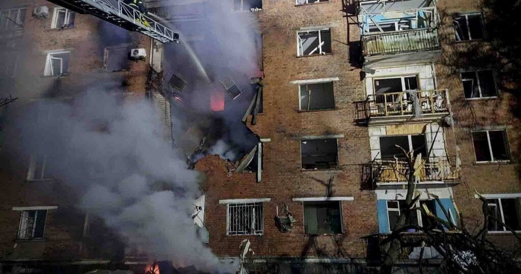 У даху діра, обвалились три поверхи: РФ прицільно вгатила по багатоповерхівці — шокувальні фото, відео