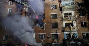 Конотоп у вогні: Російські дрони зруйнували три поверхи багатоповерхівки – моторошні кадри наслідків