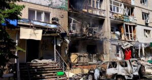 Росіяни влучили в багатоповерхівку в одній з областей України: перші деталі